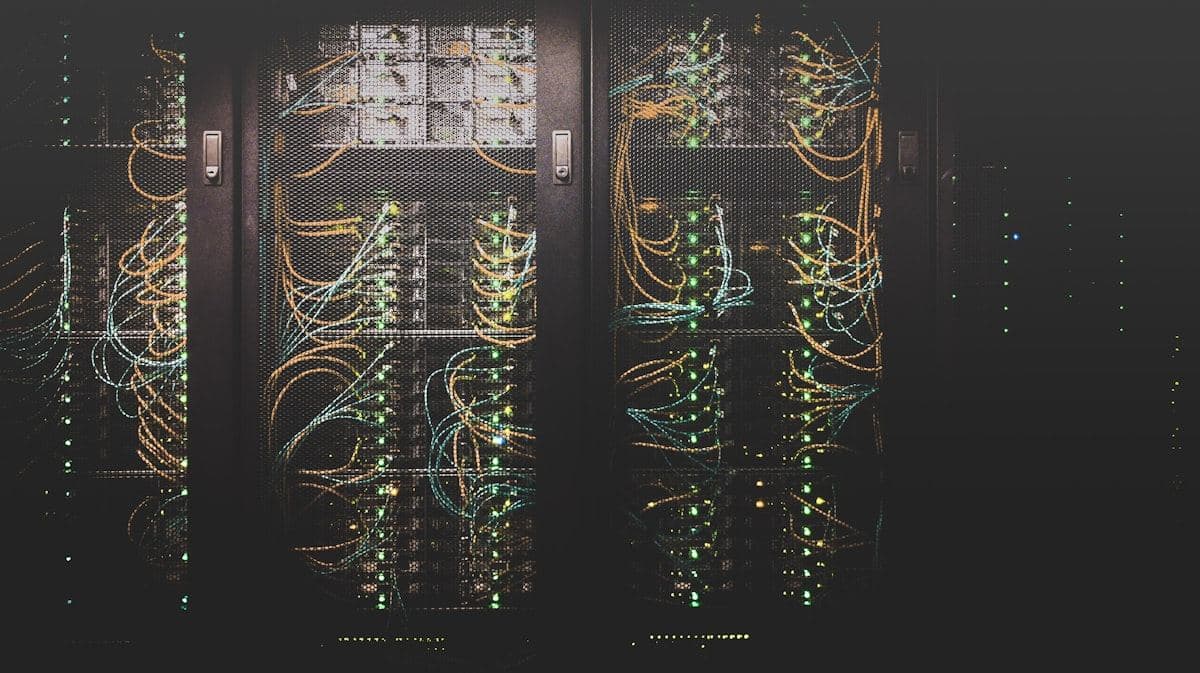 Racks de servidores iluminados en un centro de datos